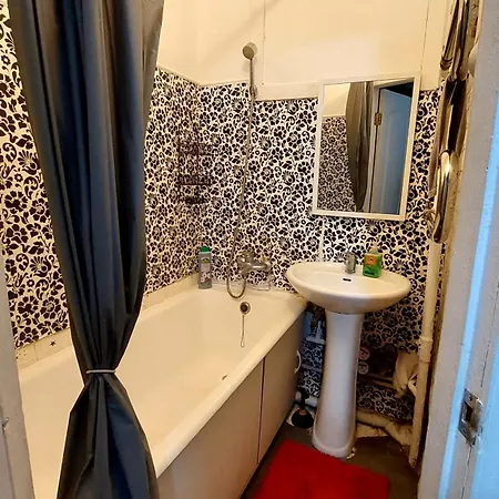 2 Bedroom Metro Vasilkovskaya * Kyiv